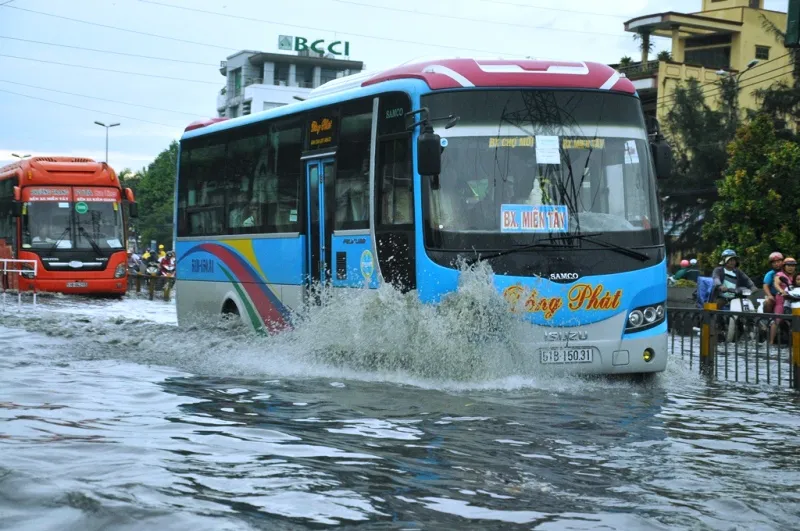 Đường Kinh Dương Vương thành sông sau cơn mưa ngắn ảnh 8